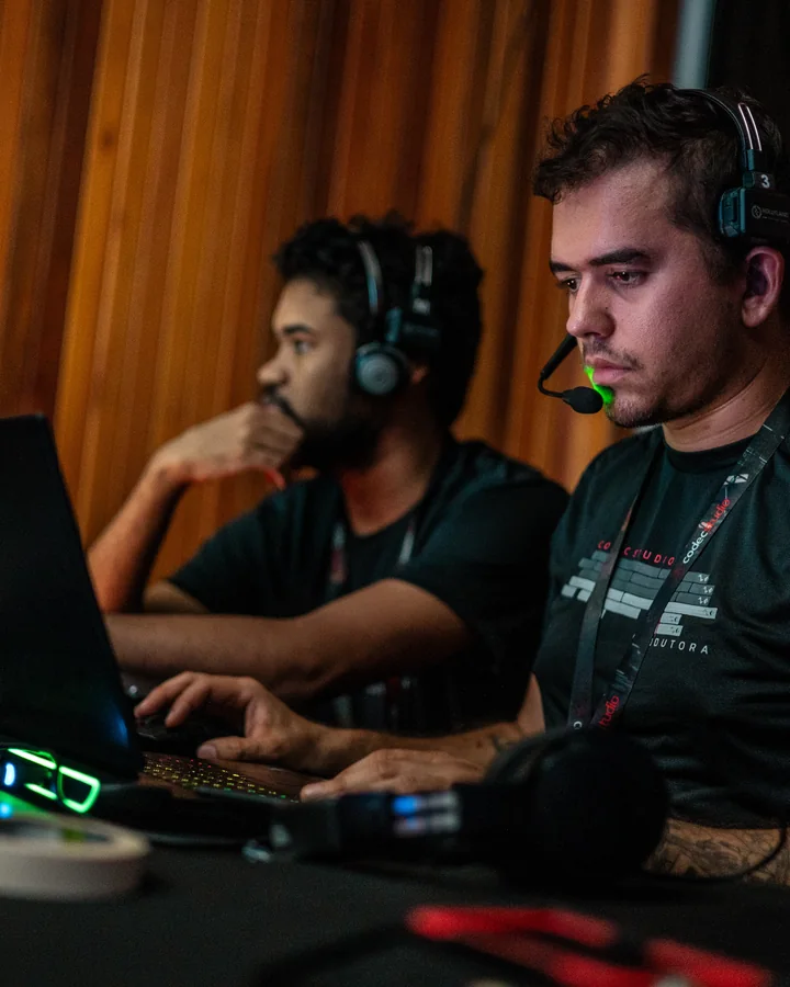 Equipe da Codec na mesa de transmissão ao vivo