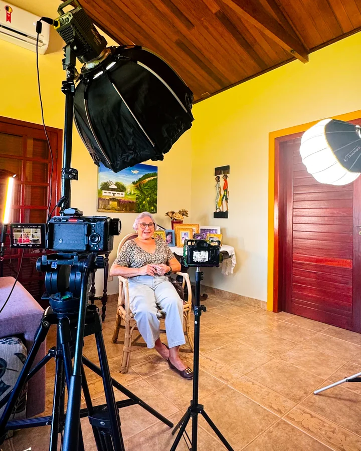 Set de entrevista da Codec, com o softbox, as câmeras e a entrevistada ao fundo
