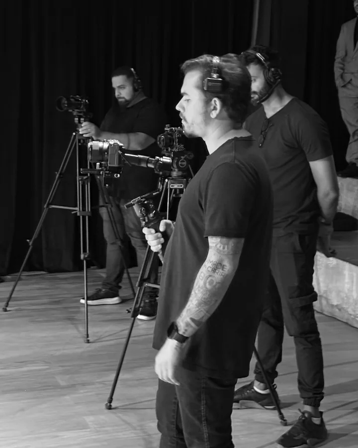 Equipe da Codec no estúdio, com as câmeras, em preto e branco
