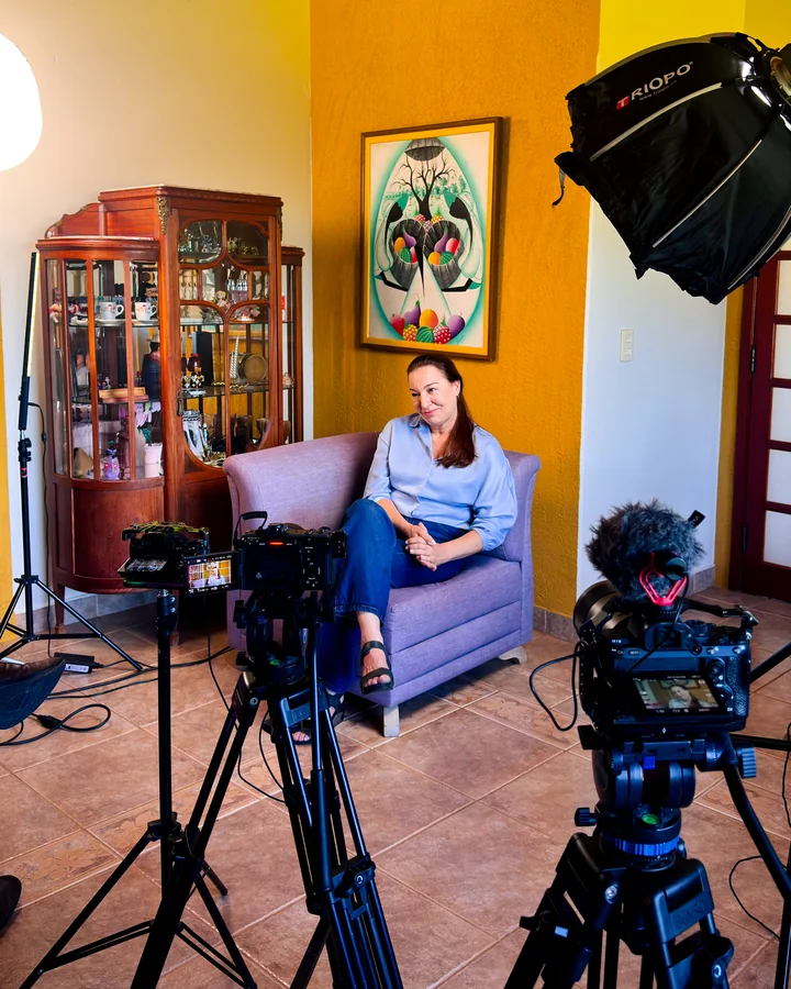 Set de entrevista com o softbox, 2 câmeras e a entrevistada no sofá