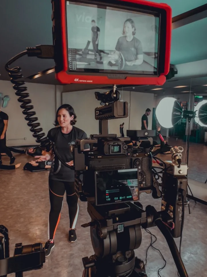 Set de gravação da Codec numa academia, com o monitor, a câmera no tripé e os softboxes