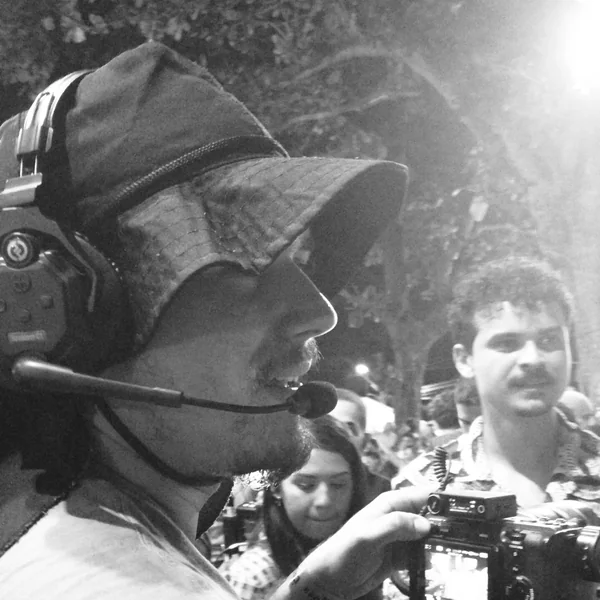 Operador da Codec com o fone de comunicação, em preto e branco, num evento