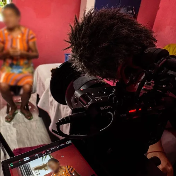 Entrevista de um filme da Codec, com o microfone da equipe em primeiro plano
