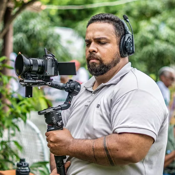 Operador da Codec filmando com a câmera no estabilizador, numa gravação externa