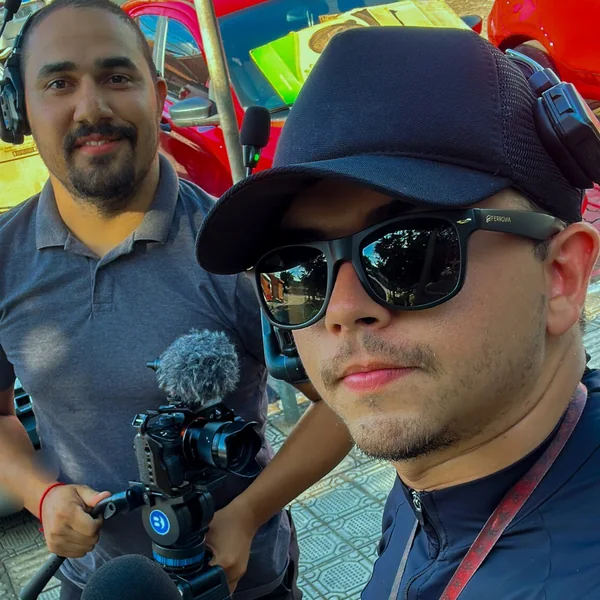 Dois operadores da Codec na rua, com a câmera e o microfone, entre uma gravação e outra