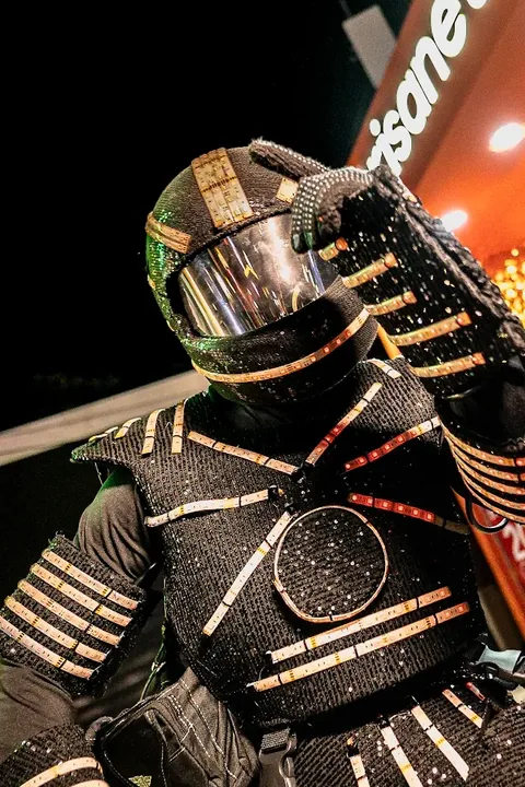 Robô de LED posando à noite, na porta de uma loja