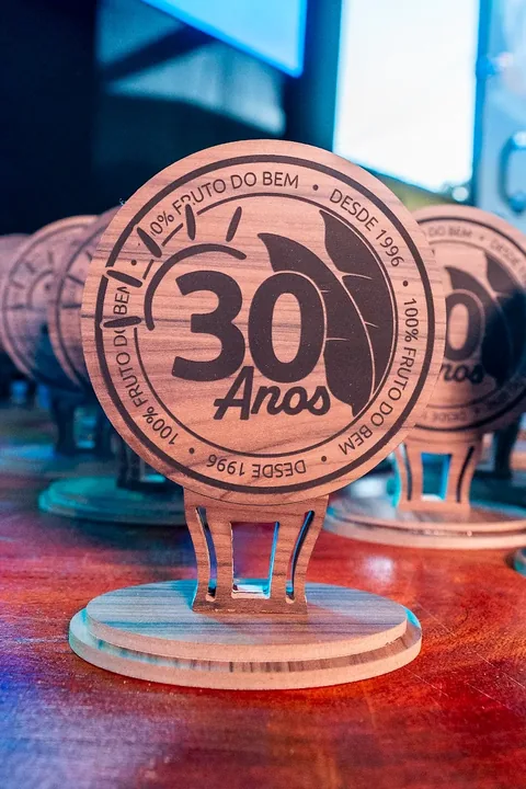 Troféus de madeira da comemoração de 30 anos