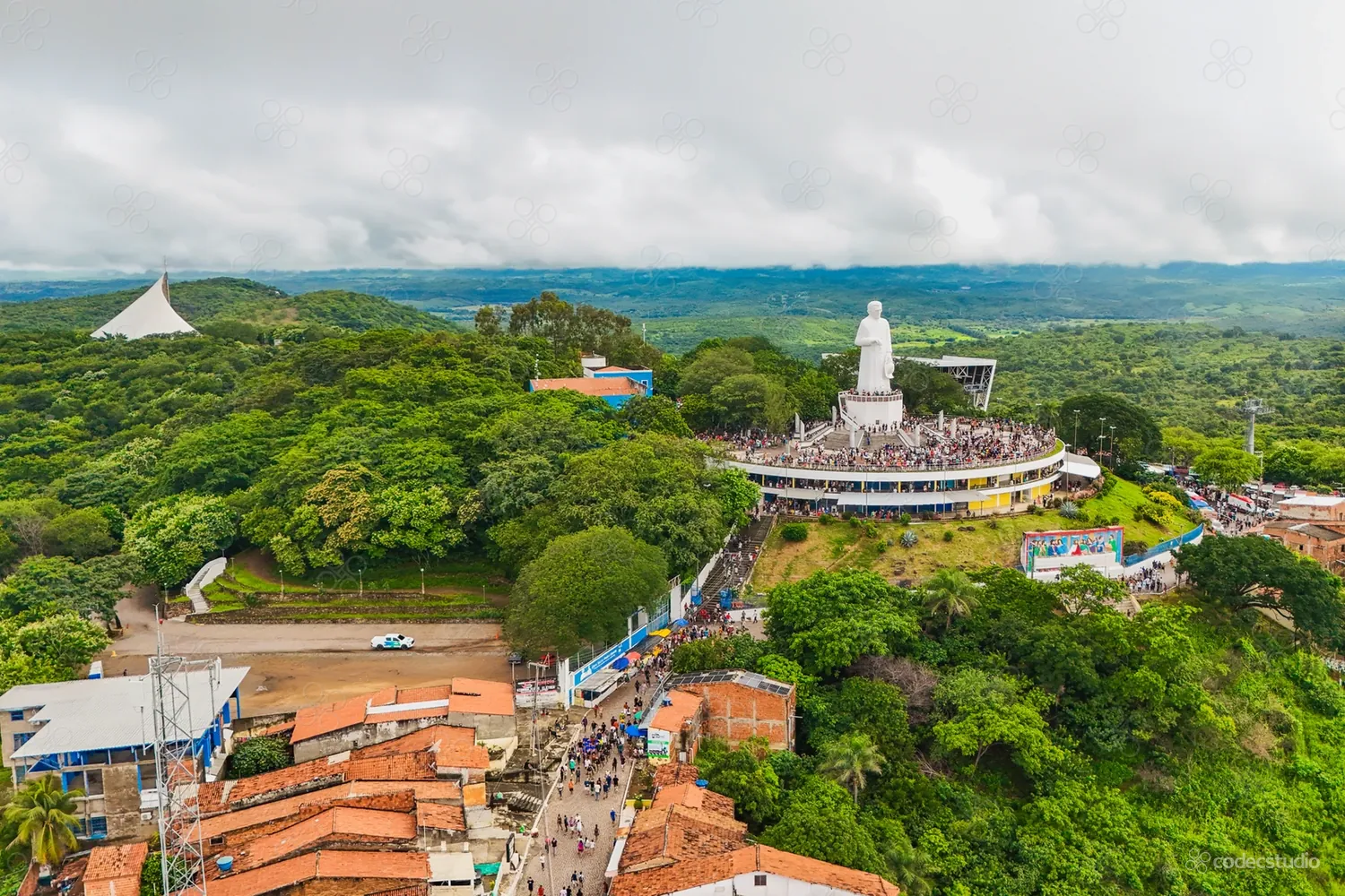 Vista aérea da Colina do Horto na Semana Santa, com a estátua e os romeiros