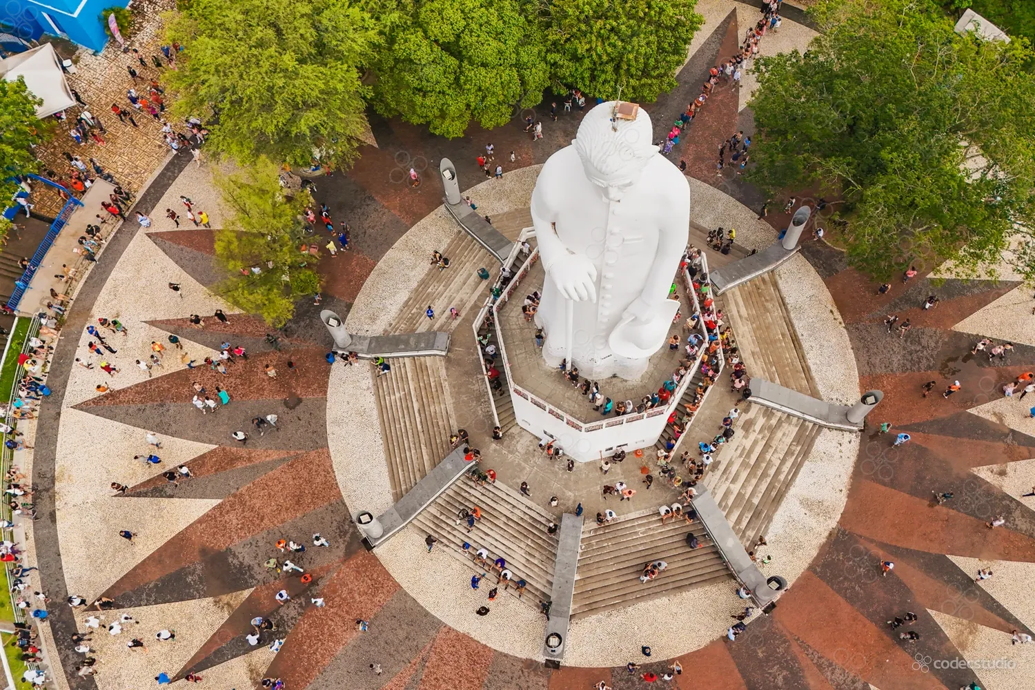 A estátua vista de cima, com os romeiros em volta