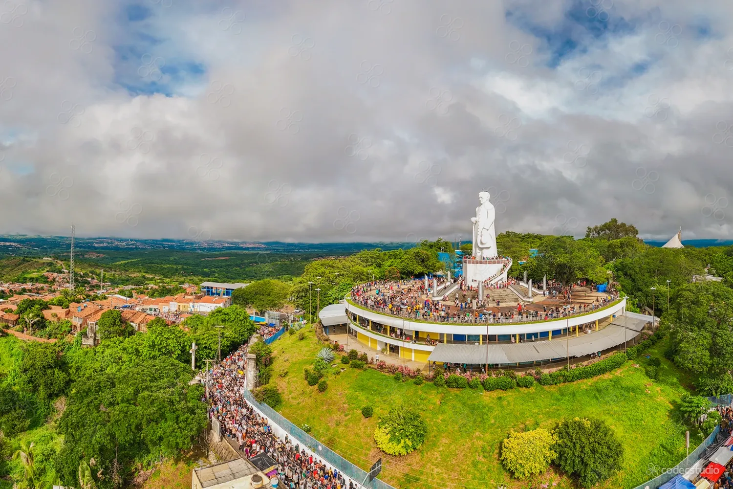Vista aérea do Horto na Semana Santa, com a multidão subindo