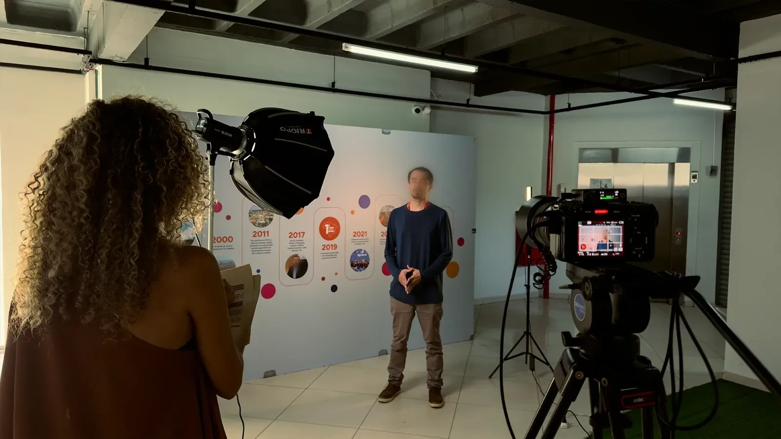 Set de gravação da Codec no estúdio, com a câmera, a luz e o apresentador